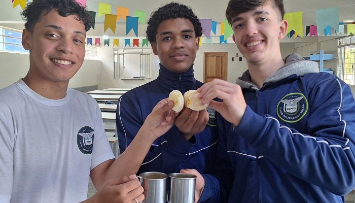 Foto: Luiza Lenardt - Fundepar Sucesso nos lanches: escolas estaduais agora têm pães de queijo e palitos de queijo